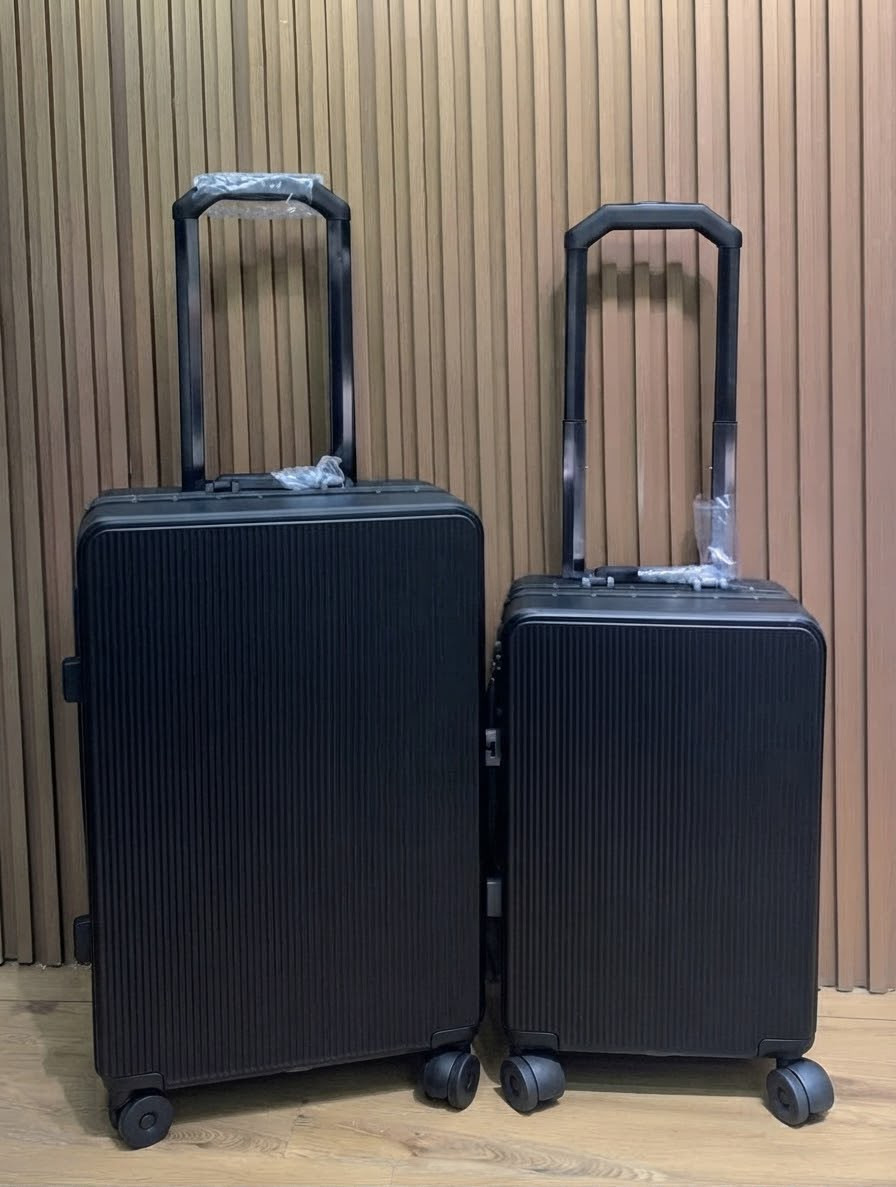 All-Black Modern Hard Shell Travel Trolley Suitcase Set – 2-Piece Spinner Luggage with External Wide-Bar Telescopic Handle